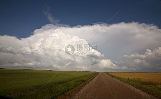 云在背景中的国家道路图片