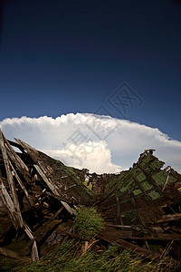 与背景中的库穆洛宁纽云相撞的建筑乡村天空天气照片风景旅行植被风暴农场场景图片