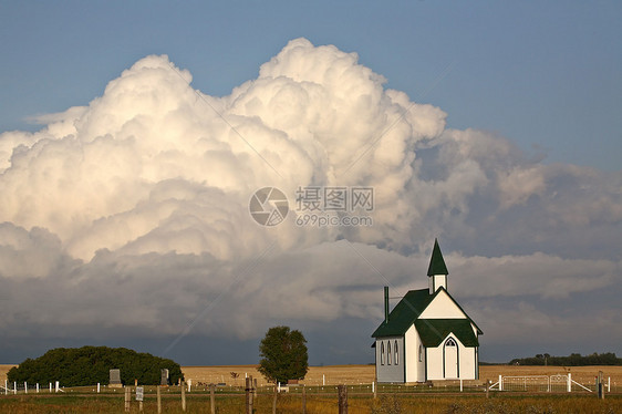 雷头云在国教后面形成 乌云水平风暴积雨乡村教会风景场景农村旅行大草原图片