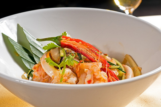 新鲜海鲜泰式沙拉小吃食物香菜胡椒辣椒烧烤蔬菜盘子营养草药图片