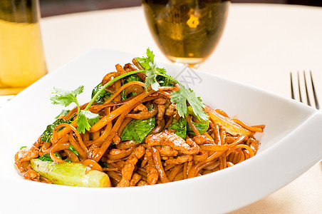 中国油炸面面美食蔬菜大豆洋葱盘子胡椒午餐烹饪绿色营养图片