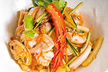 新鲜海鲜泰式沙拉午餐宏观食物洋葱小吃草药辣椒营养贝类蔬菜图片