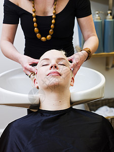 洗头发洗发水沙龙微笑美容治疗前景开发护理两个人女性图片