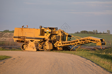 古风景萨斯喀彻温的公路修理机图片