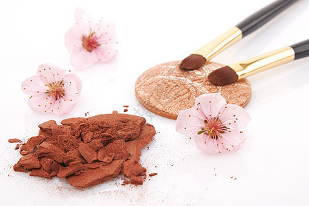 化妆和鲜花的褐粉图片