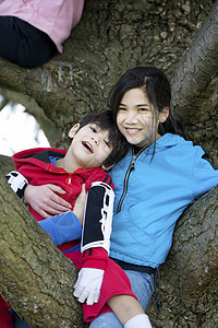 在树上扶着残疾兄弟的姐妹图片