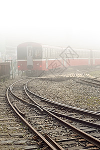 火车和铁路绿色路线旅行交通金属森林过境薄雾风景小路图片
