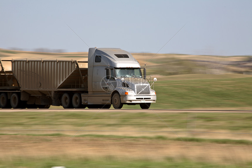横贯加拿大高速公路超速车辆的模糊图像Name照片旅行道路风景卡车水平图片