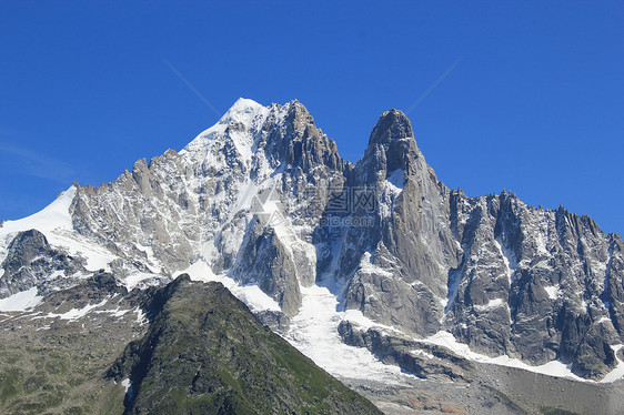 阿尔卑斯山一座山的美丽的雪顶季节性旅行风景顶峰岩石山脉白色蓝色高度天空图片