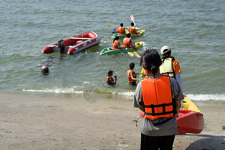 学生在海边的独木舟活动闲暇运动员青年休闲娱乐皮艇运动青少年图片