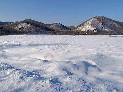 冬季风景草地雪堆阴影场地蓝色木头天空白色山坡图片