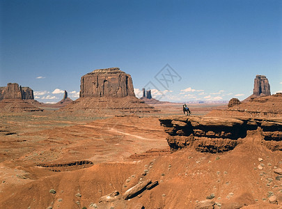古迹谷沙漠悬崖女孩手套马背土地图片