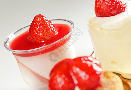 草莓甜点海绵水果桌子奶油食物巧克力蛋糕盘子美食图层图片
