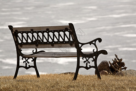 俯视冰冻湖的公园长椅图片