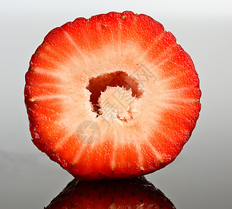 半切草莓 在玻璃上反射宏观照片水果沙漠美术食物水平图片