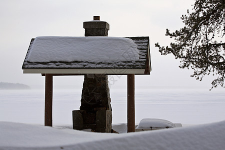 冬季Wakesui湖烧烤坑旅行烟囱松树荒野风景庇护所场景公园水平图片