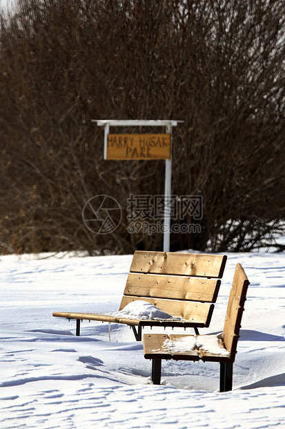 白雪覆盖多尔湖公园长椅图片