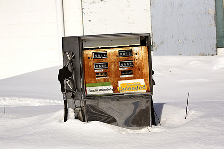 冬天的旧汽油泵汽油照片场景遗产水平乡村旅行图片
