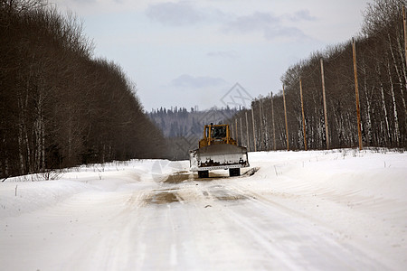 冬季在雪上铺满道路的推土机旅行风景水平照片场景图片