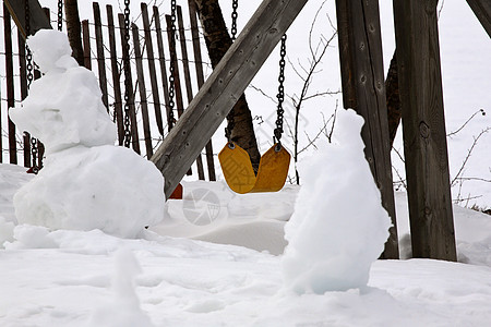 儿童游乐场的雪人熔化图片