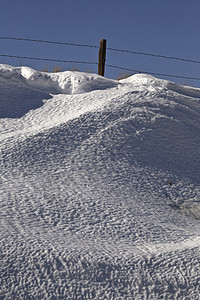 冬季的雪飘动农村场景国家栅栏铁丝网风景乡村旅行图片