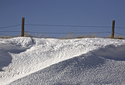冬季的雪飘动农村风景铁丝网旅行国家水平乡村栅栏场景背景图片