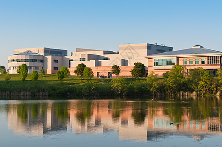 社区中心建筑 反映在一个池塘中图片