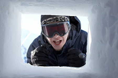 滑雪者小屋喜悦男性窗户高山微笑旅行享受风镜眼镜图片