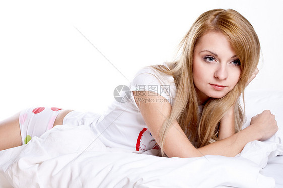 妇女躺在卧室里微笑着的笑容成人快乐寝具房间枕头床单就寝女性白色头发图片