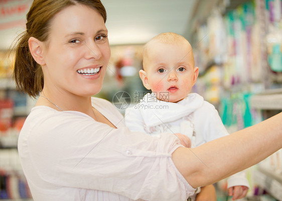 食品店的婴儿和母亲图片