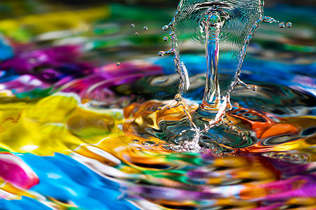具有丰富多彩和创意的水滴创造宏观碰撞静物反射涟漪雕塑水雕摄影速度图片