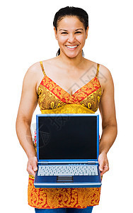 一名持有笔记本电脑的妇女的肖像电讯电子邮件微笑技术互联网姿势衣服女士混血幸福图片