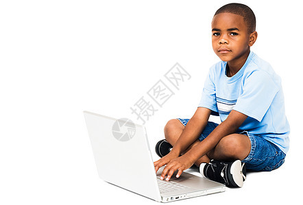 在笔记本电脑上工作的男孩的肖像图片