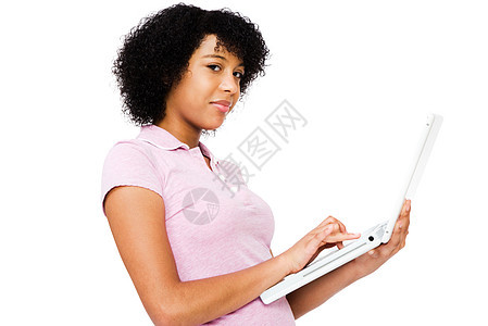 使用笔记本电脑的少女幸福青少年女孩沟通姿势白色冲浪闲暇技术衣服图片