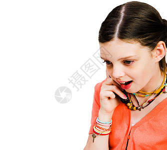 特写在移动电话上交谈的女童电讯微笑沟通衣服听力幸福技术女孩电话震惊图片
