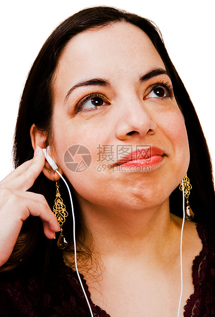 快乐的听音乐女人娱乐女士闲暇听力混血中年人耳塞姿势乐趣技术图片