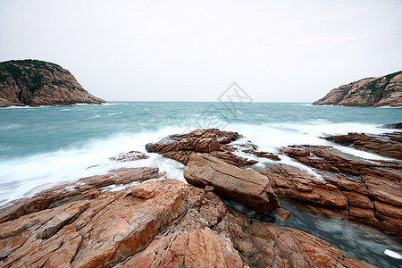 暴风雨 海浪和海泡沫白色飞溅旅行海景海岸线悬崖岩石海岸冲浪边缘图片