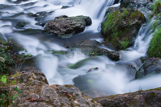 里河拉皮斯波浪跑步池塘环境运动岩石峡谷流动溪流生态图片