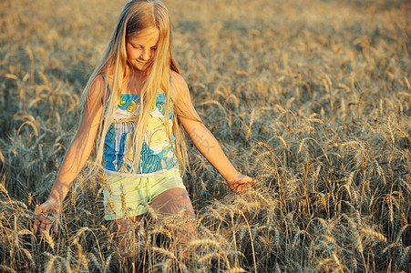 那个小麦店里的女孩女孩们喜悦美丽植物晴天孩子草地女性土地阳光图片