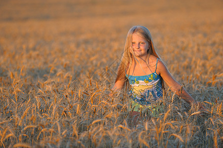 那个小麦店里的女孩日落喜悦金子晴天孩子青年女性草地闲暇阳光图片