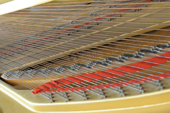 大钢琴里面乐器音乐字符串线条红色金属音乐会金子技术木头图片