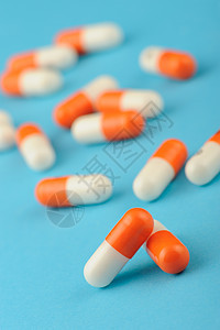 蓝色背景上设置胶囊宏观化学维生素药店红色药品工作室药物白色团体图片