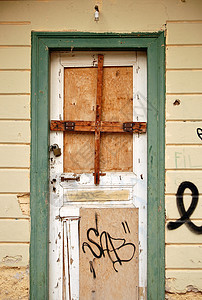 锁上门房子老化剥皮建筑学风化废墟废弃木头木板涂鸦图片