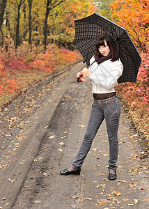 那个穿着雨伞的秋天木头的女孩围巾死亡安全孤独女孩们场景大街森林女士女性图片