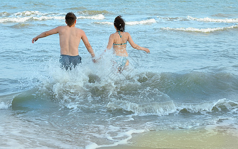 海边对等海洋女性热带家庭自由成年人海浪假期跑步幸福图片