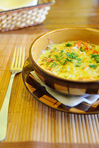 穆萨卡桌子蔬菜食物木头午餐服务员饮食餐具用餐羊肉图片