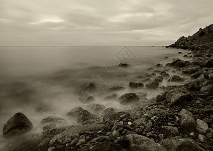 海在黎明时拍摄 长长的乌兰茄石头海景岩石卵石阳光假期边缘薄雾地平线海浪图片