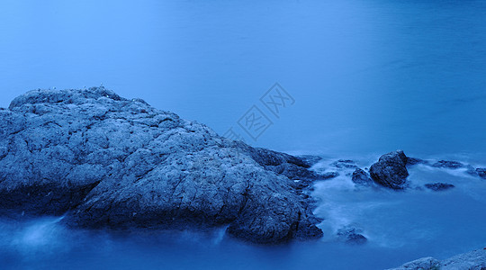 海在黎明时拍摄 长长的乌兰茄海浪液体阳光风暴天空卵石巨石热带海岸线石头图片