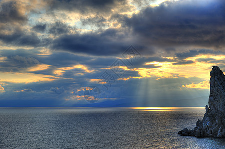 海在黎明时拍摄 长长的乌兰茄海浪石头海岸线薄雾阳光风景液体场景海景岩石图片