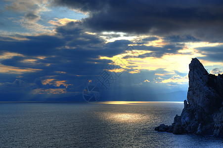 海在黎明时拍摄 长长的乌兰茄边缘岩石海岸线巨石薄雾地平线海浪石头天空假期图片